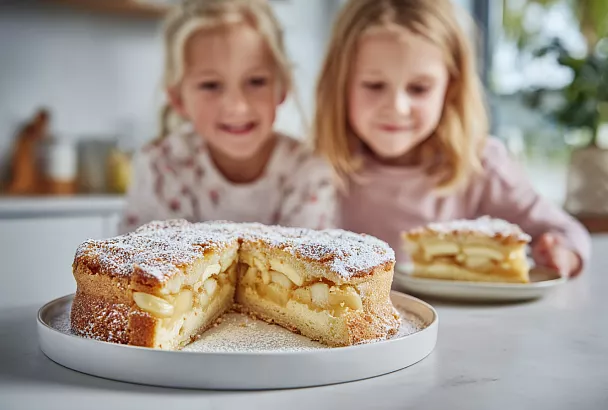 Яблочный пирог с начинкой: вариант шарлотки, который всегда получается