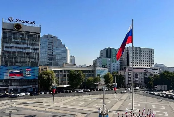 На Главной городской площади Краснодара состоялась церемония торжественного поднятия флага России