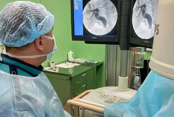 В Краснодаре хирурги удалили пациенту крупный камень через прокол со стороны печени