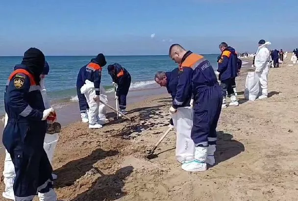 На участке пляжа в Анапе завершены основные работы по сбору выбросов нефтепродуктов