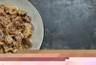 Заливаю печень кефиром и в духовку. Получаю шикарный ужин как в ресторане