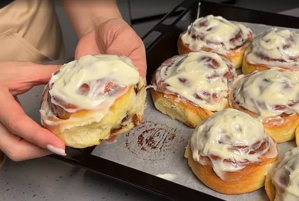 Печем булочки Синнабон дома легко: с этим рецептом они получаются такие ароматные и мягкие, как пух, – на магазинные даже не смотри