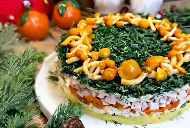 Собираем салат «Грибная поляна» с копчёной курицей слоями — и гости в восторге от вкуса и подачи