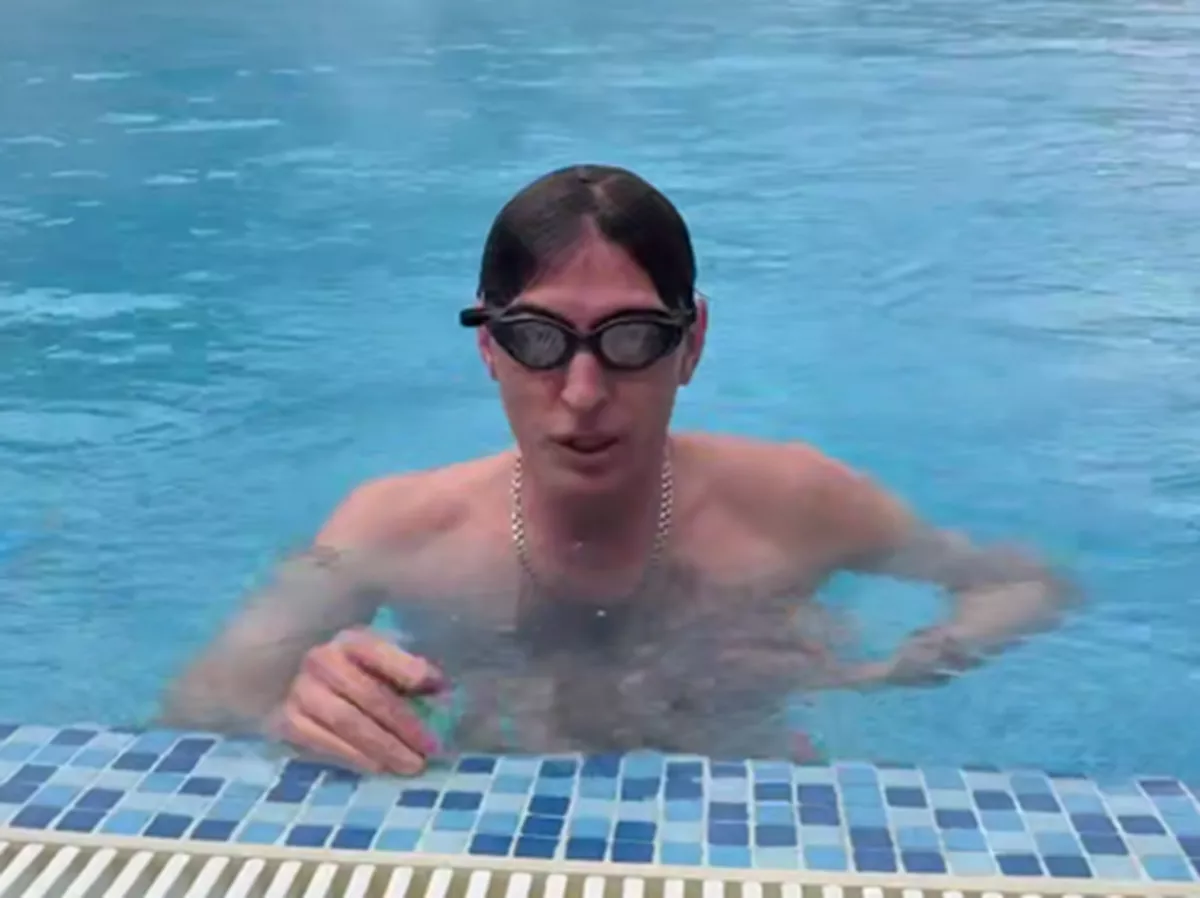 «Плавал в бассейне. Веселил людей»: Павел Воля показал, как провел день в Сочи