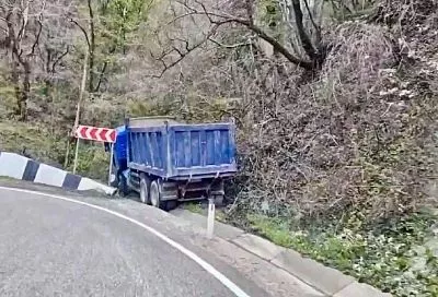 Иномарка сбила водителя, выпрыгнувшего из неисправного большегруза на Кубани