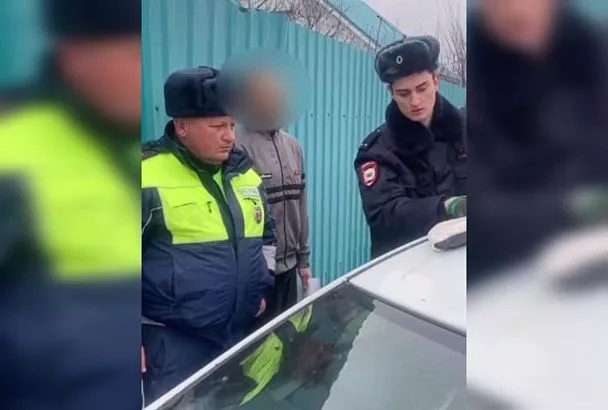 Водитель с килограммом «синтетики» в салоне авто протащил несколько метров полицейского под Краснодаром