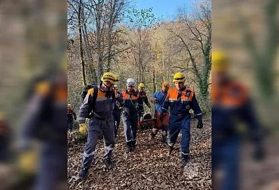 Двух женщин с травмами транспортировали спасатели в горах Сочи