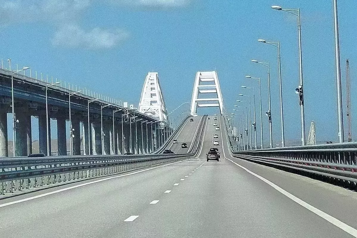 Пробка собирается с утра: больше 1,6 тыс. машин скопилось перед Крымским мостом