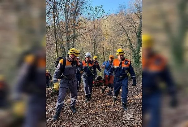 Двух женщин с травмами транспортировали спасатели в горах Сочи