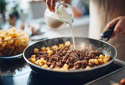 Макароны по-флотски с сочным фаршем: лук «до сладости» и молоко в два приёма