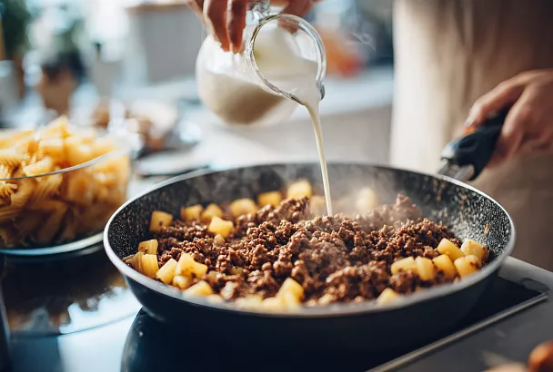 Макароны по-флотски с сочным фаршем: лук «до сладости» и молоко в два приёма