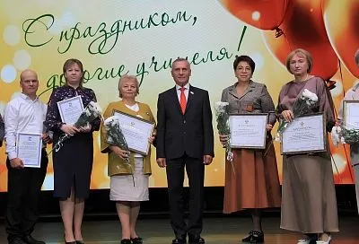 «Единая Россия» поздравила учителей с профессиональным праздником