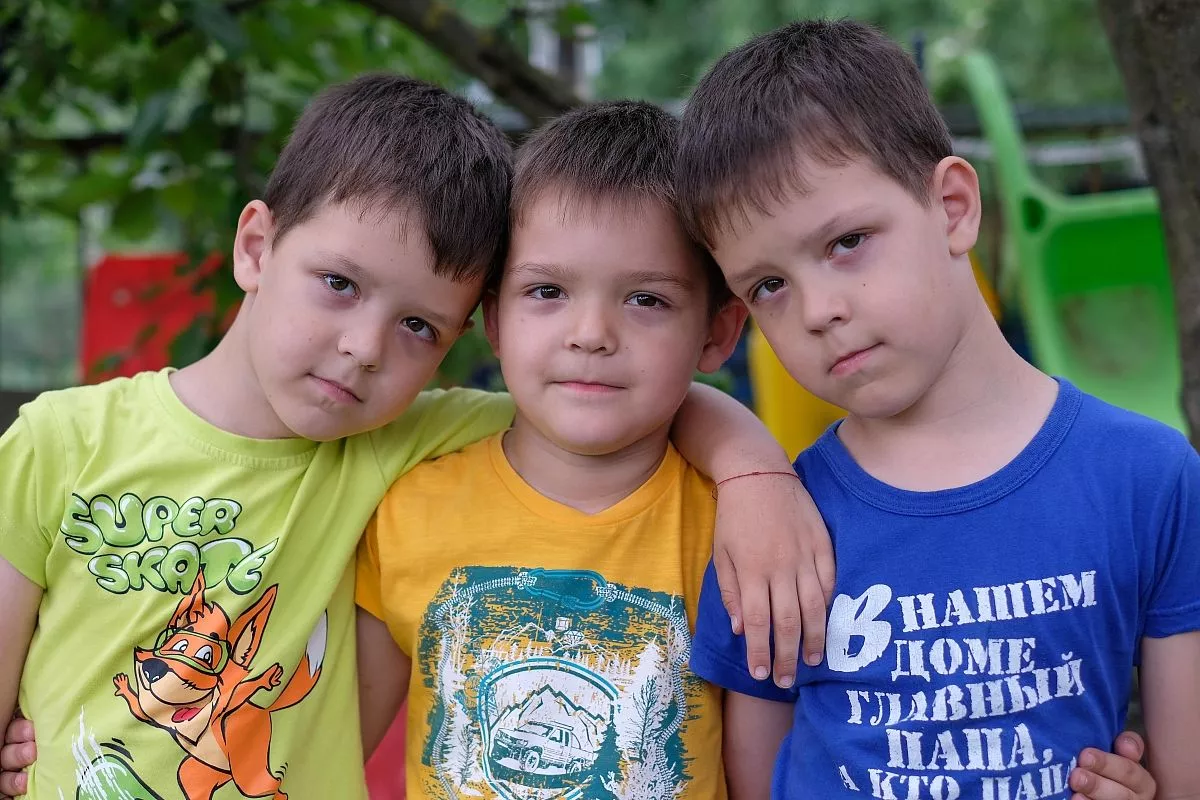 Сыновья Ваня, Степа и Денис с первых дней жизни показали родителям свои строптивые характеры. Сыновья Ваня, Степа и Денис с первых дней жизни показали родителям свои строптивые характеры.