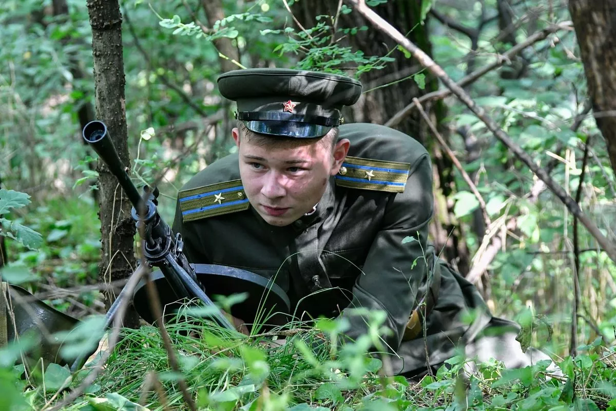 По легенде квеста отряду нужно обезвредить заместителя командира 727-й группы тайной полевой полиции Курта Крихбаума, заброшенного в тыл.