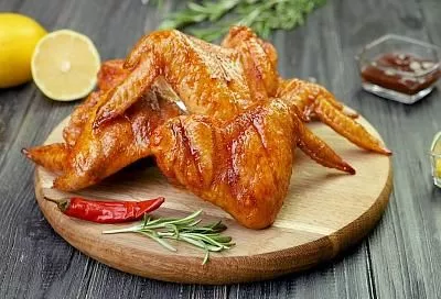 Названы опасные для здоровья куриные крылья