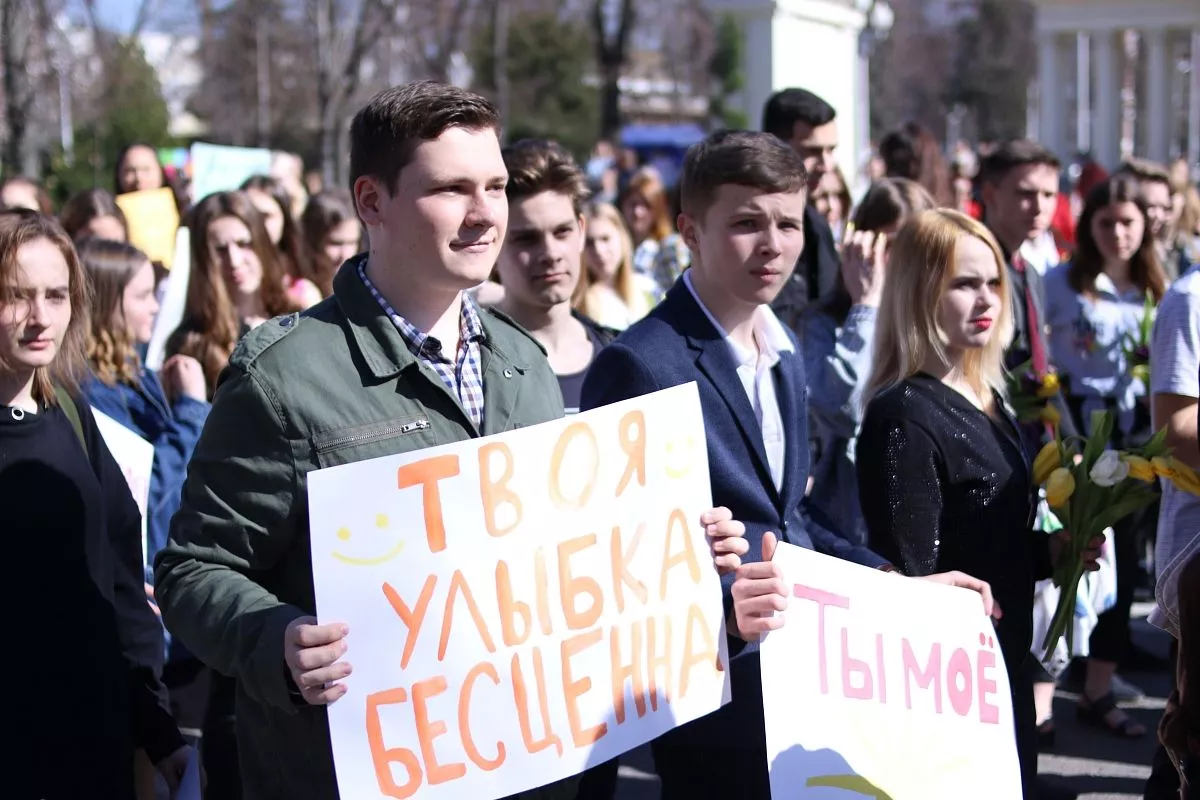 Во время шествия по улице Красной юноши дарили девушкам цветы и свои улыбки