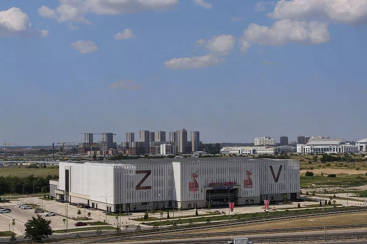 Площадь краснодарского Дворца самбо - более 19,5 тысячи квадратных метров там могут заниматься сразу 200 спортсменов. Трибуна рассчитана на 3 тысячи зрителей.