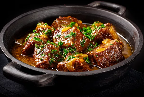 Нежнейшая тушёная говядина с ароматным соусом