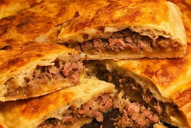 Гости уже на пороге, а накормить нечем? Не беда! Всего за несколько минут превращаю лаваш в сочный и ароматный мясной пирог