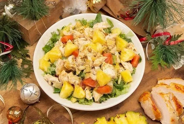 Салат с курицей и ананасом за 15 минут: сочный и праздничный, без стояния у плиты - смешали и на стол