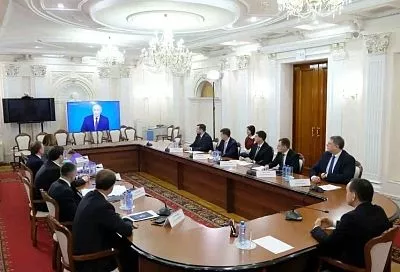 Губернатор Кубани Вениамин Кондратьев смотрит «Прямую линию» президента России