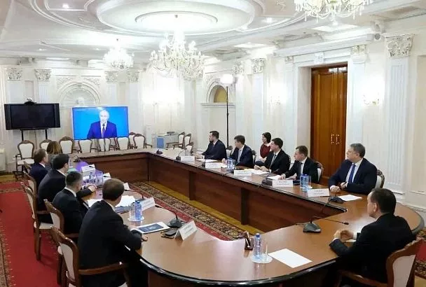 Губернатор Кубани Вениамин Кондратьев смотрит «Прямую линию» президента России