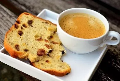 Каждый день прохожу мимо кулинарии со спокойной душой, потому что сама пеку по бабушкиному рецепту пышный кекс с изюмом в духовке