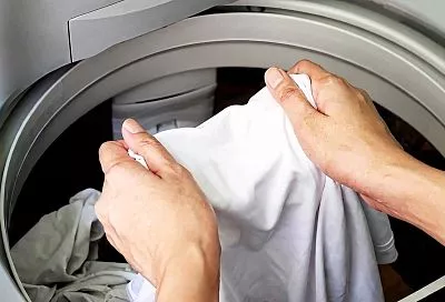 Три простых ингредиента вернут вашим вещам белизну за 15 минут