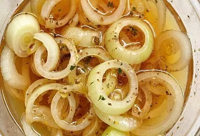 Без такого маринованного лука мой муж ужинать не садится. Даже те, кто не любит лук, захотят попробовать