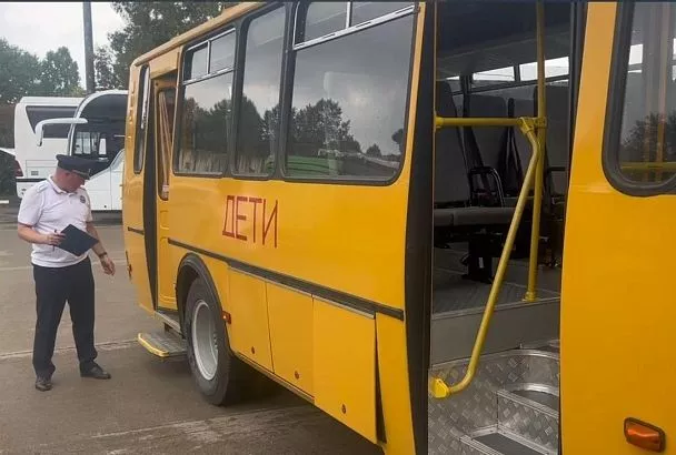 В Сочи сотрудники Госавтоинспекции проводят проверку школьных автобусов