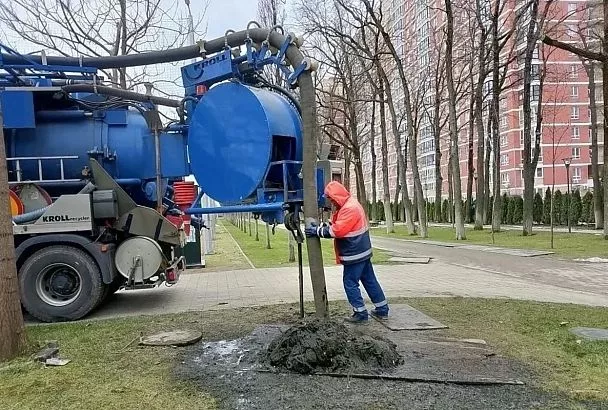 Специалисты «Росводоканал Краснодар» достали 10 кубов мусора на пересечении улиц 40-летия Победы и Героев Разведчиков