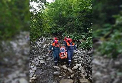 Спасатели эвакуировали травмированного подростка из Мамедова ущелья в Сочи