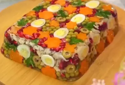 Не холодец, а кулинарная радуга! Как сделать идеальное заливное из куриных бедер и не одуреть у плиты