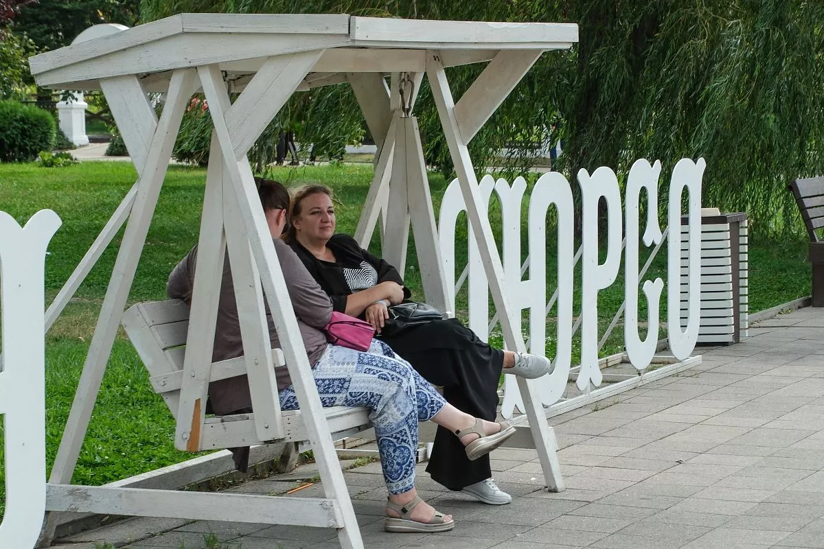 Для отдыхающих вдоль всей пешеходной зоны установлены не только лавочки, но и стильные деревянные качели, на которых можно как просто посидеть, так и сфотографироваться. 