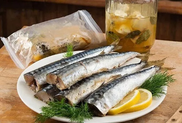 Кладу рыбу в пакет, кладу специи и через сутки маринованная скумбрия готова! Нежная, ароматная, тает во рту!