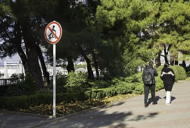 Мэр Геленджика рассказал, как на курорте борются с самокатами на набережной