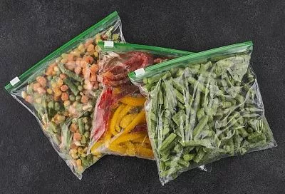 Огурцы с кабачками в пакете: 12 часов в холодильнике - и хрустящий салат в легком маринаде сметается со стола