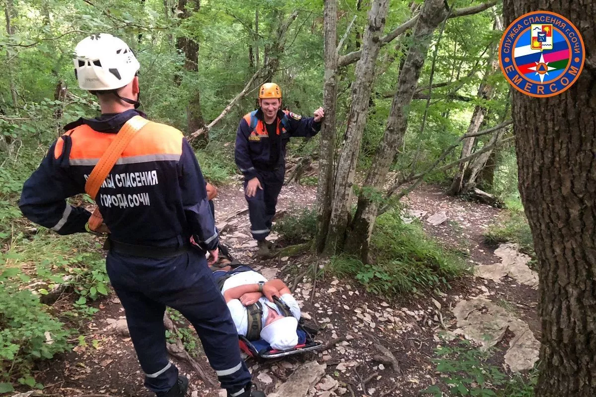 В Сочи спасатели вынесли из леса мужчину с переломом ноги 