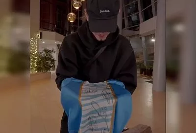 Матвей Сафонов исполнил мечту ребенка и привез футболку с автографами футболистов ПСЖ