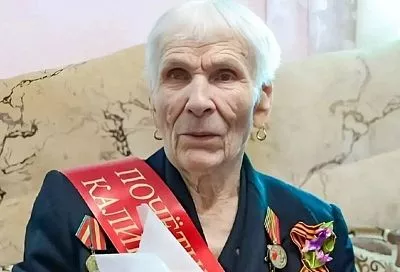 Вениамин Кондратьев поздравил со 101-летием ветерана Великой Отечественной войны из Калининского района