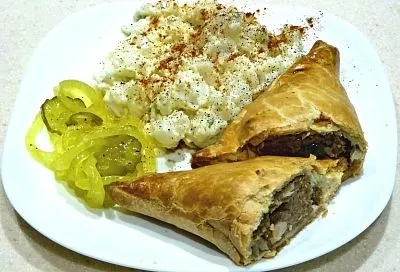 Тесто делаю на сметане, а в фарш кладу много лука - получается самса с мясом, сочнее, чем у восточных поваров!