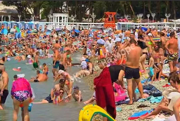 Яблоку негде упасть. Забитый отдыхающими пляж в Геленджике попал на видео