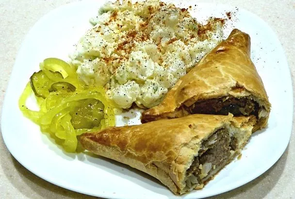 Тесто делаю на сметане, а в фарш кладу много лука - получается самса с мясом, сочнее, чем у восточных поваров!