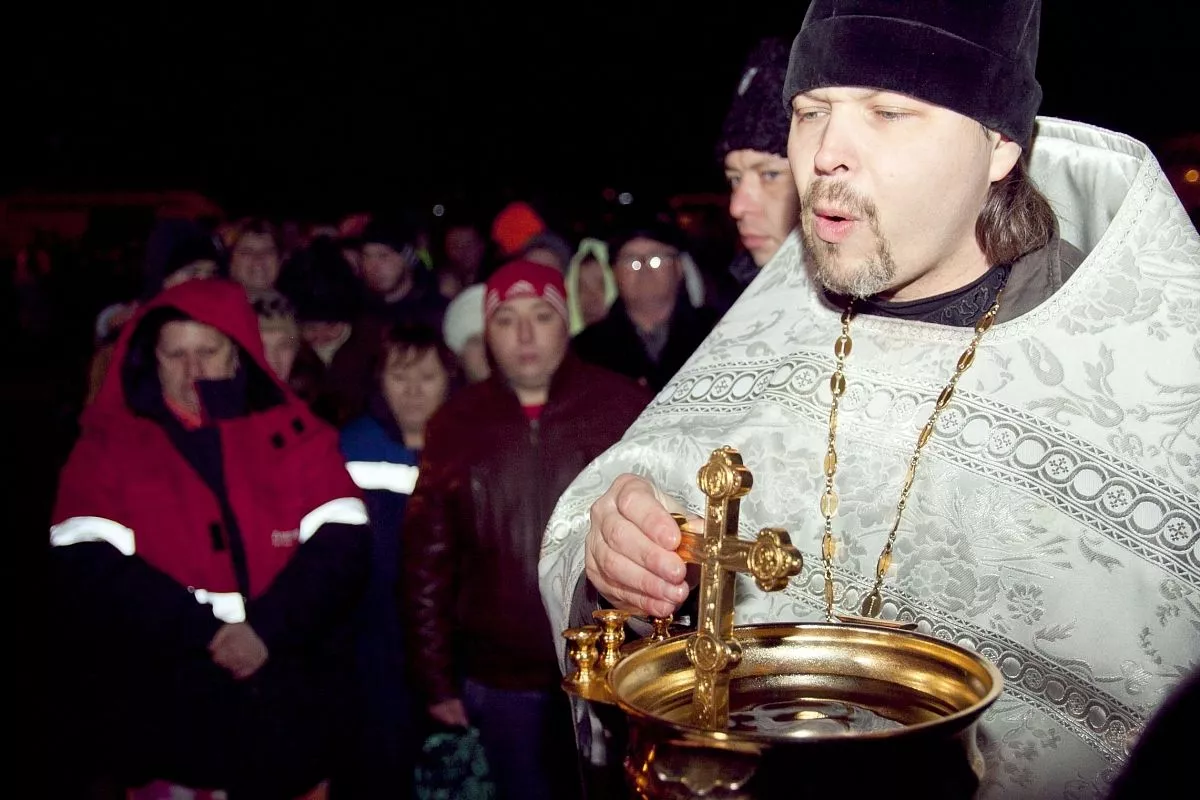 Настоятель храма Святой Блаженной Ксении Петербургской Михаил Острожинский проводит чин великого освящения воды в праздник Крещения. Настоятель храма Святой Блаженной Ксении Петербургской Михаил Острожинский проводит чин великого освящения воды в праздник Крещения.