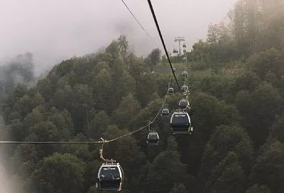 Закрыты канатные дороги, мосты и тропы. Грозовой фронт приближается к горным курортам Сочи