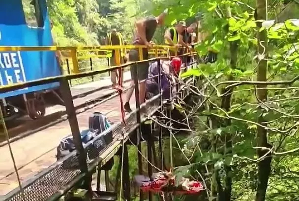 Спасатели эвакуировали 12-летнего туриста, упавшего с высоты 6 метров в Гуамском ущелье 