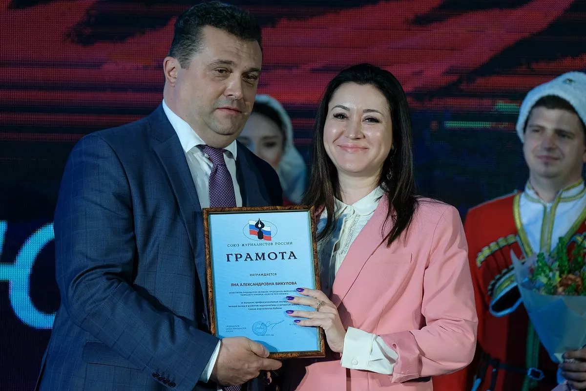 В течение всего праздника журналисты поднимались на сцену за заслуженными наградами. В течение всего праздника журналисты поднимались на сцену за заслуженными наградами.