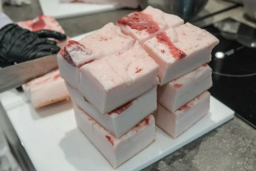 Как приготовить нежное и вкусное сало в рассоле: рецепт от бабушки