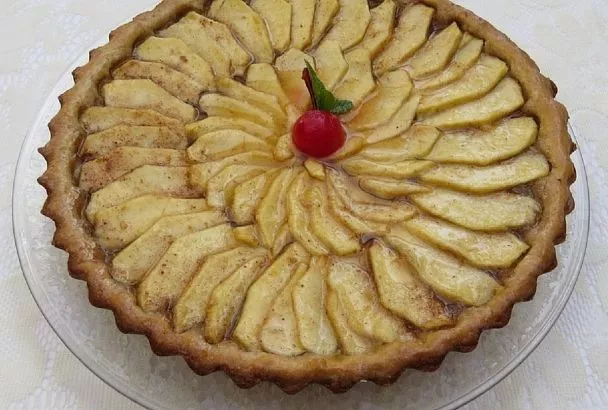 Полчаса трудов и грушевый пирог на столе: подробная инструкция как его готовить