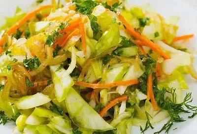 Салат с редькой без горечи: карамелизирую лук 7 минут — и на ужин хрустящие овощи с ароматной заправкой